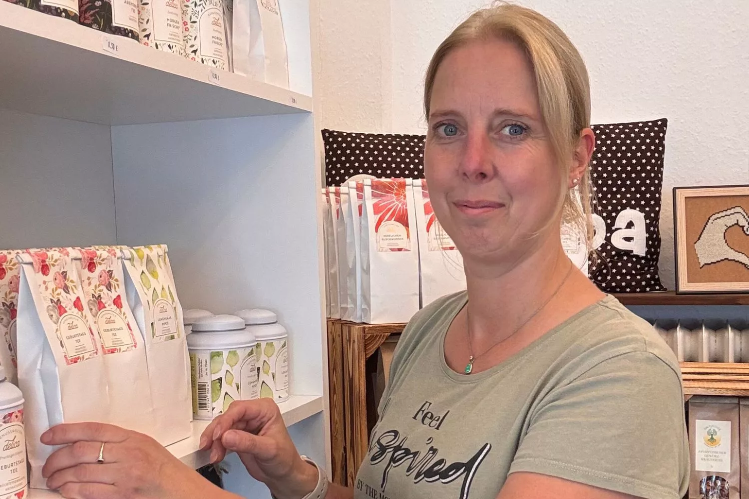 Inhaberin der Eifeler Schatzkiste beim Sortieren von Tee – mehr als nur einkaufen