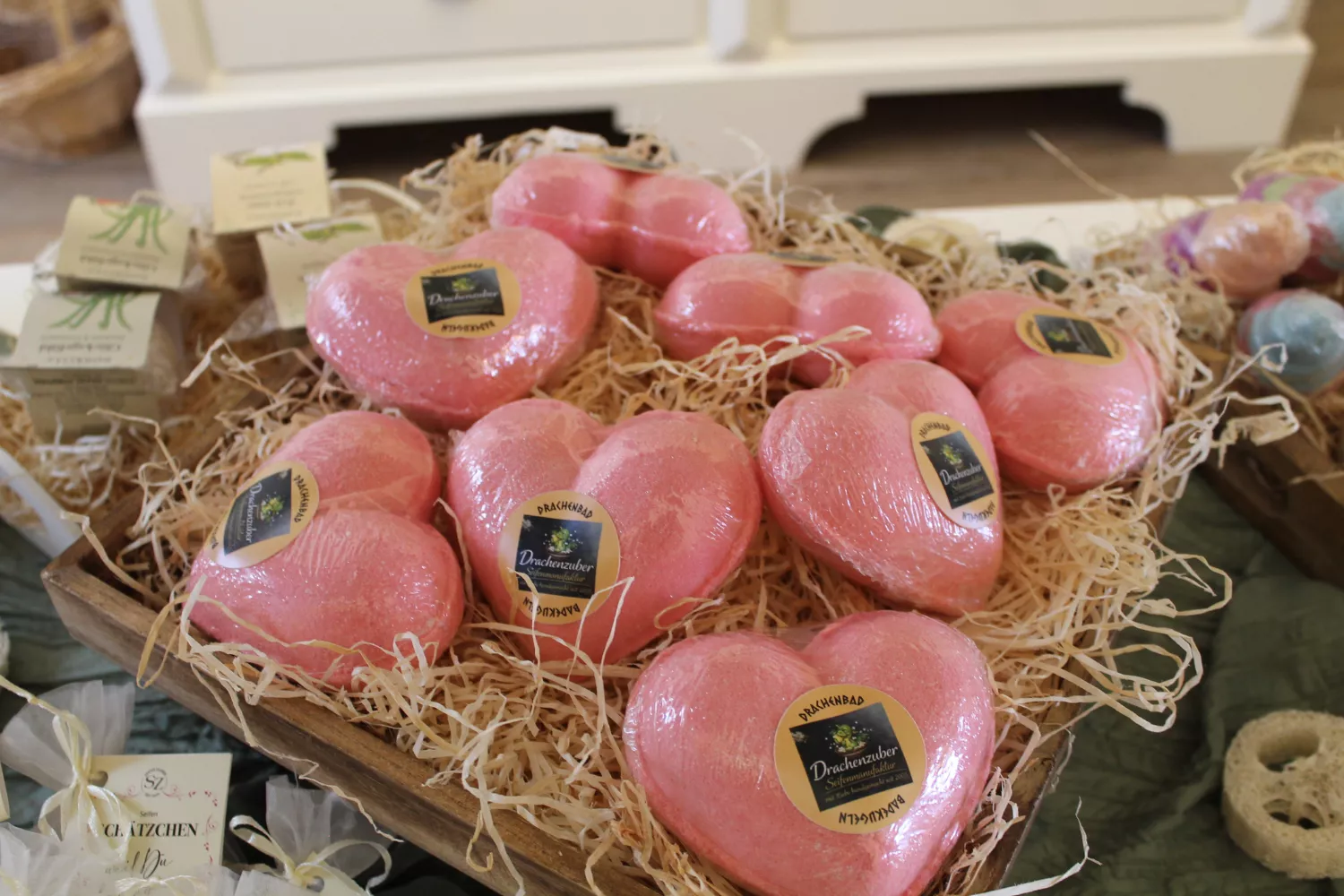 Geschenkideen für jeden Anlass – herzförmige Badekugeln liebevoll verpackt